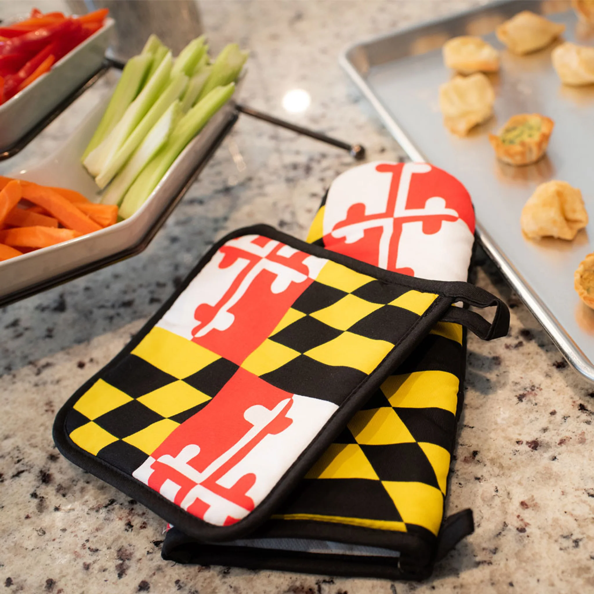 Maryland Flag Oven Mitt Black Trim - Image 2